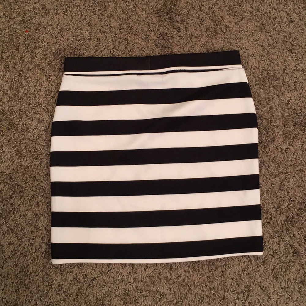LIKE NEW FOREVER 21 Black & White Striped Mini Skirt - Picture 4 of 8